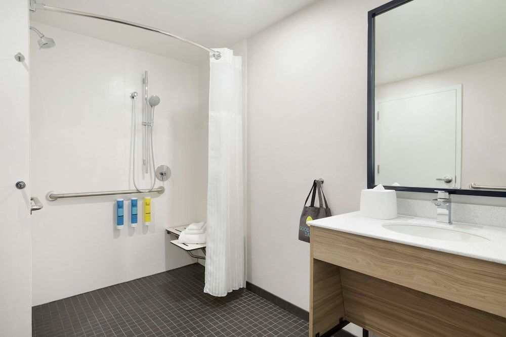 Room, 2 Queen Beds, Accessible (Roll-In Shower)
