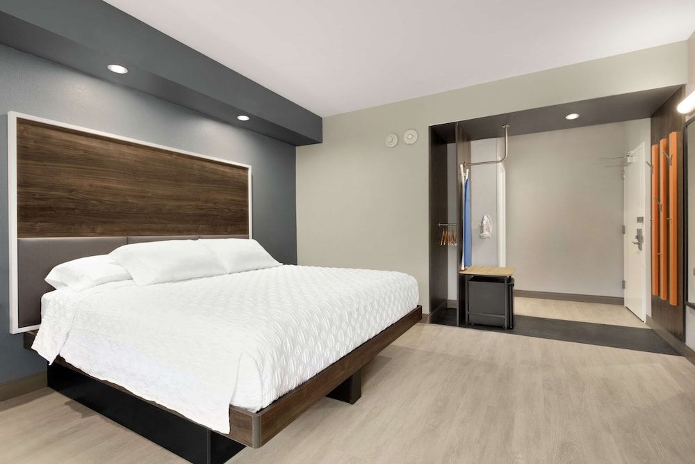 Room, 1 King Bed, Accessible, Bathtub