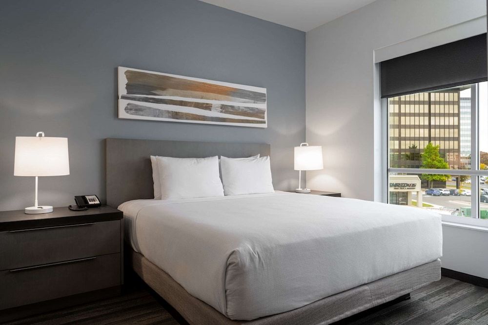 Room, 1 King Bed (Den Guest)