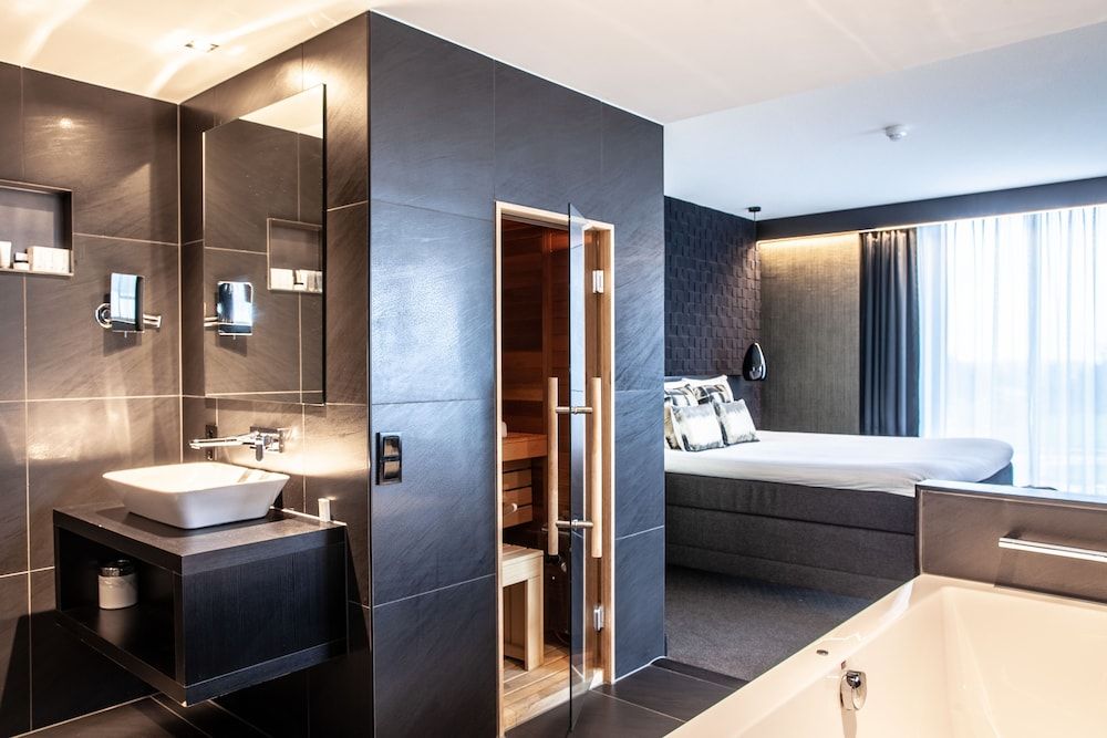 Van der Valk Hotel Groningen-Hoogkerk Suite, Sauna (Wellness Suite Black) 3