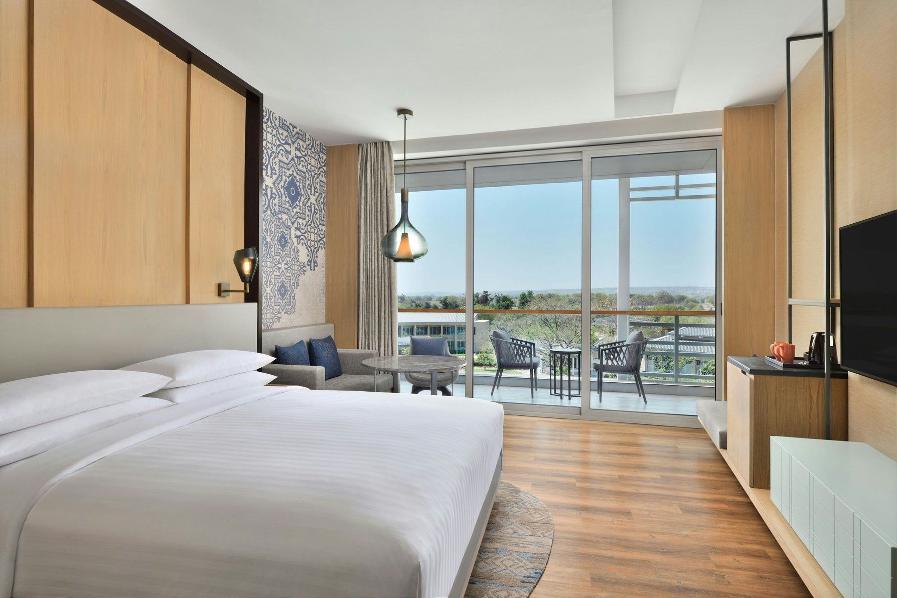 Deluxe Guest room, 1 King, Pool view, Balcony