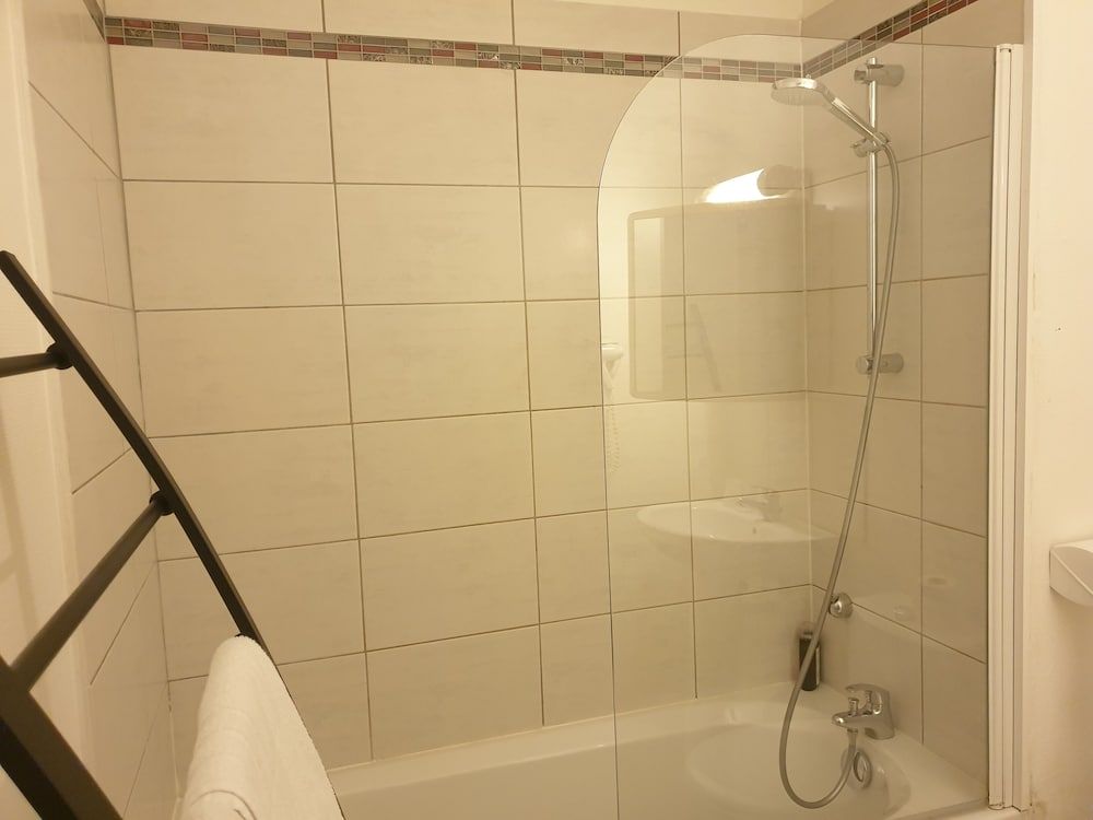 Hotel Le Royalty Twin Room 4