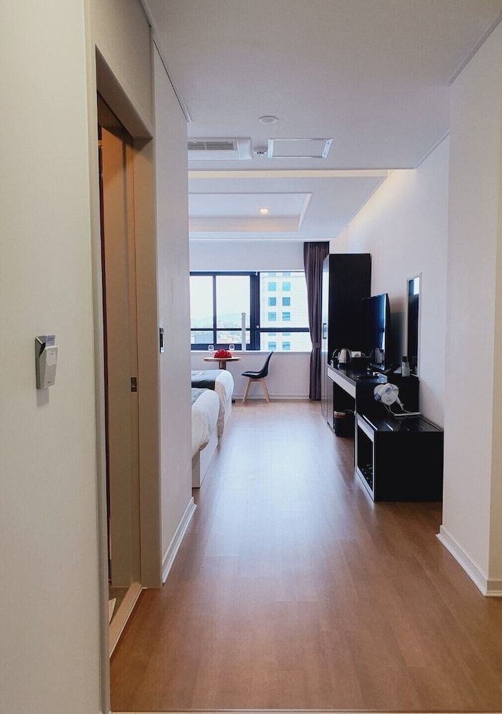 Hotel Wooin Deluxe Twin Room 8