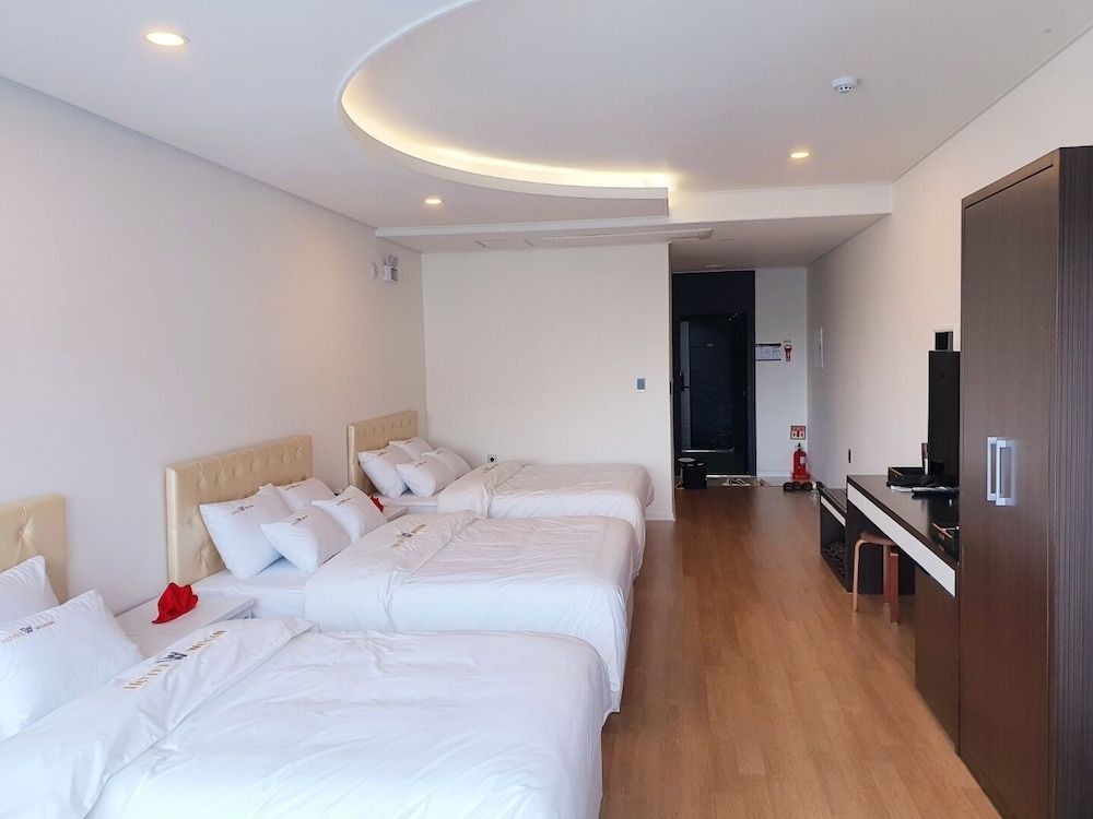 Hotel Wooin Deluxe Triple Room 2