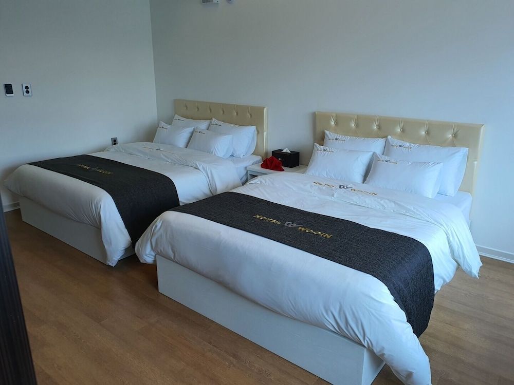 Hotel Wooin Deluxe Twin Room 5