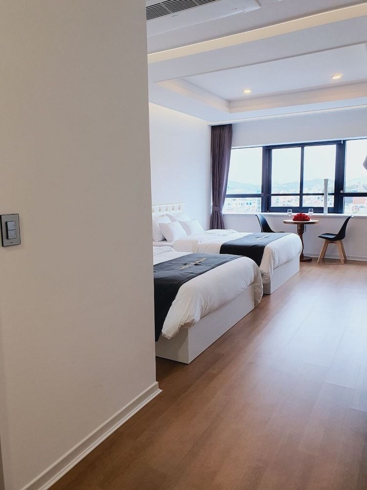 Hotel Wooin Deluxe Twin Room 3