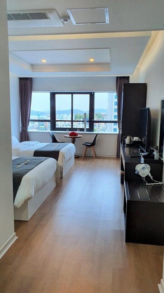 Hotel Wooin Deluxe Twin Room 9