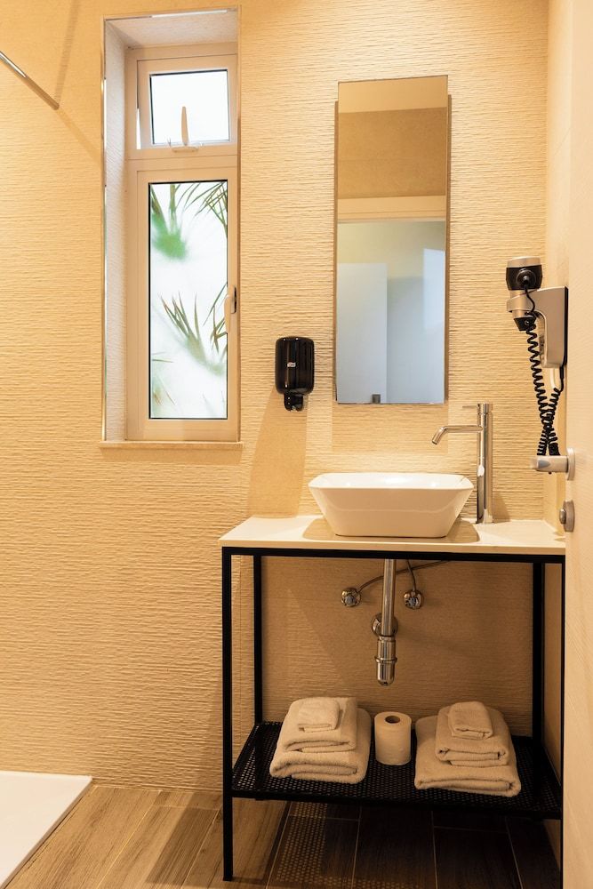 Ta' Tereza In Manwel Dimech Economy Room 4