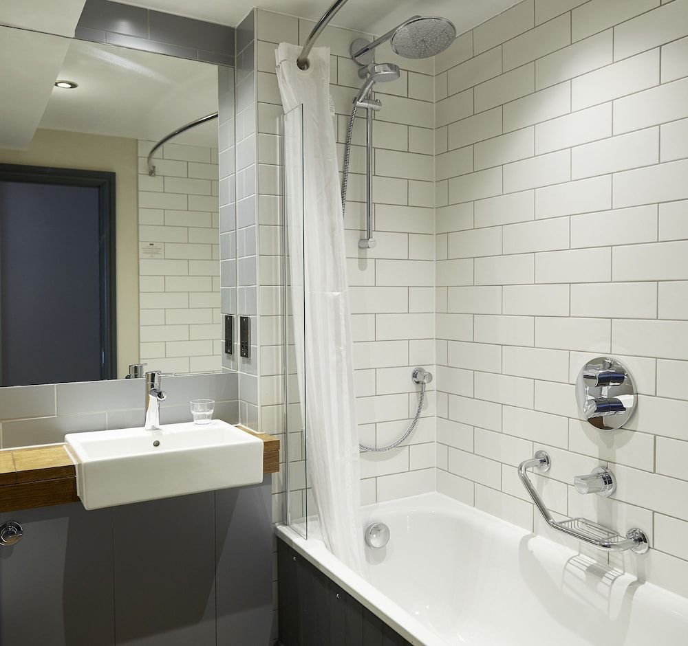 Fisherman's Tavern Hotel - Inn by Greene King Inns Twin Room, 2 Twin Beds, Ensuite 3