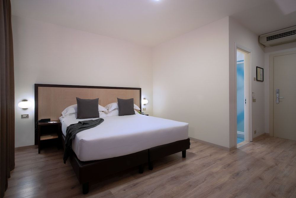 CDH Hotel Modena Classic Double or Twin Room 5