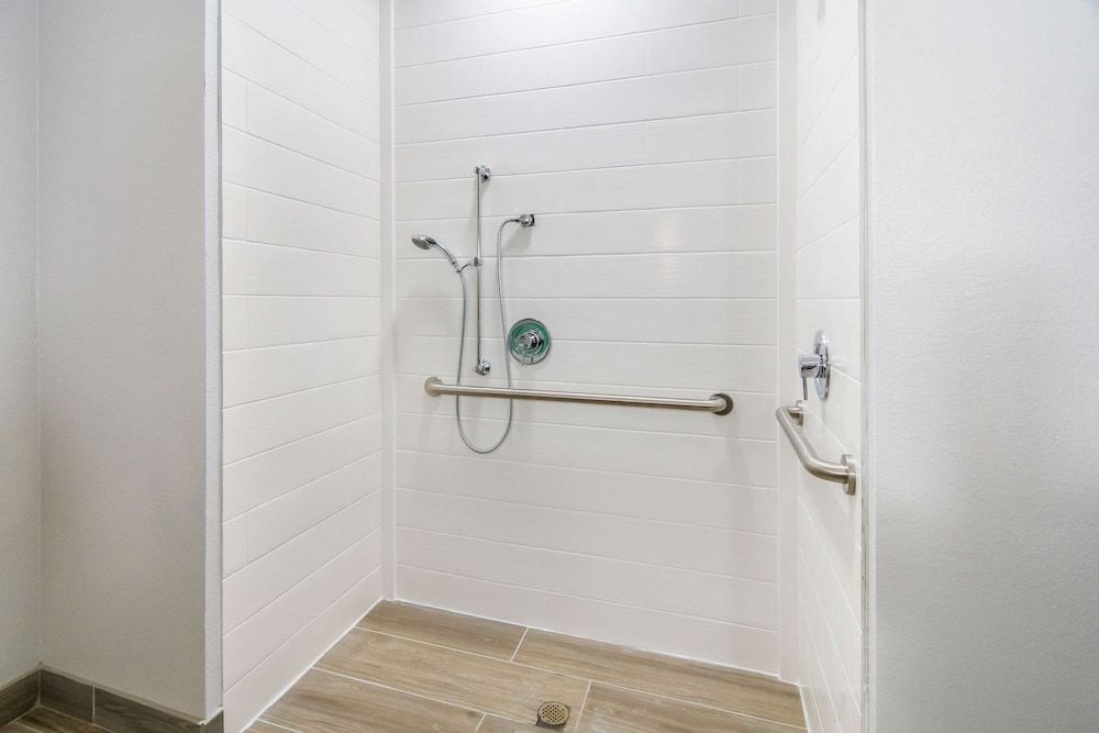 Comfort Suites DeSoto Dallas South Suite, 1 King Bed, Accessible, Non Smoking 3