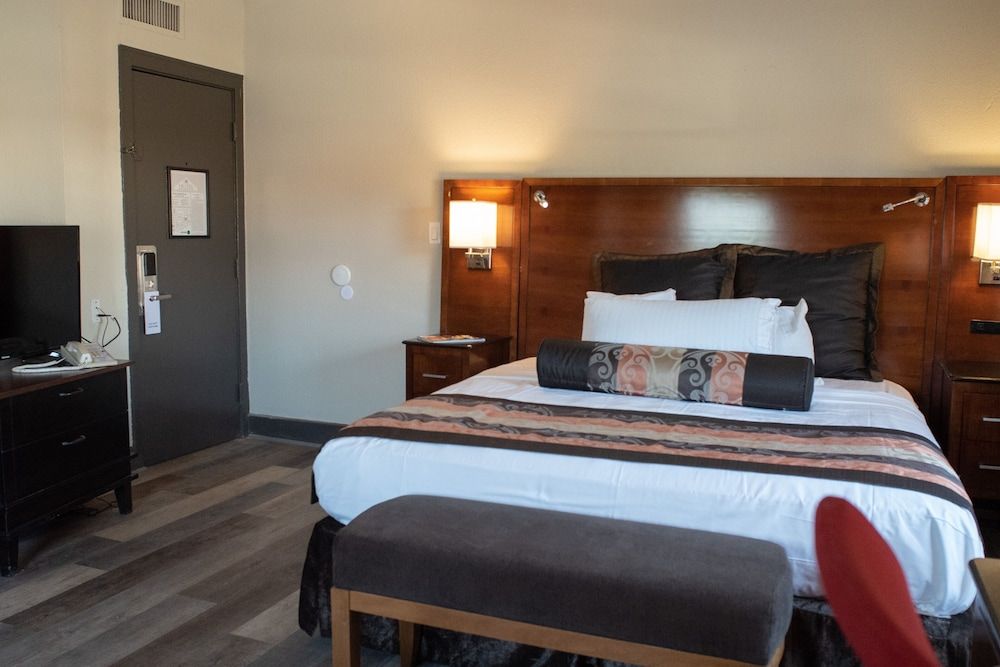 Hotel Chataura Basic Room, 1 King Bed 3