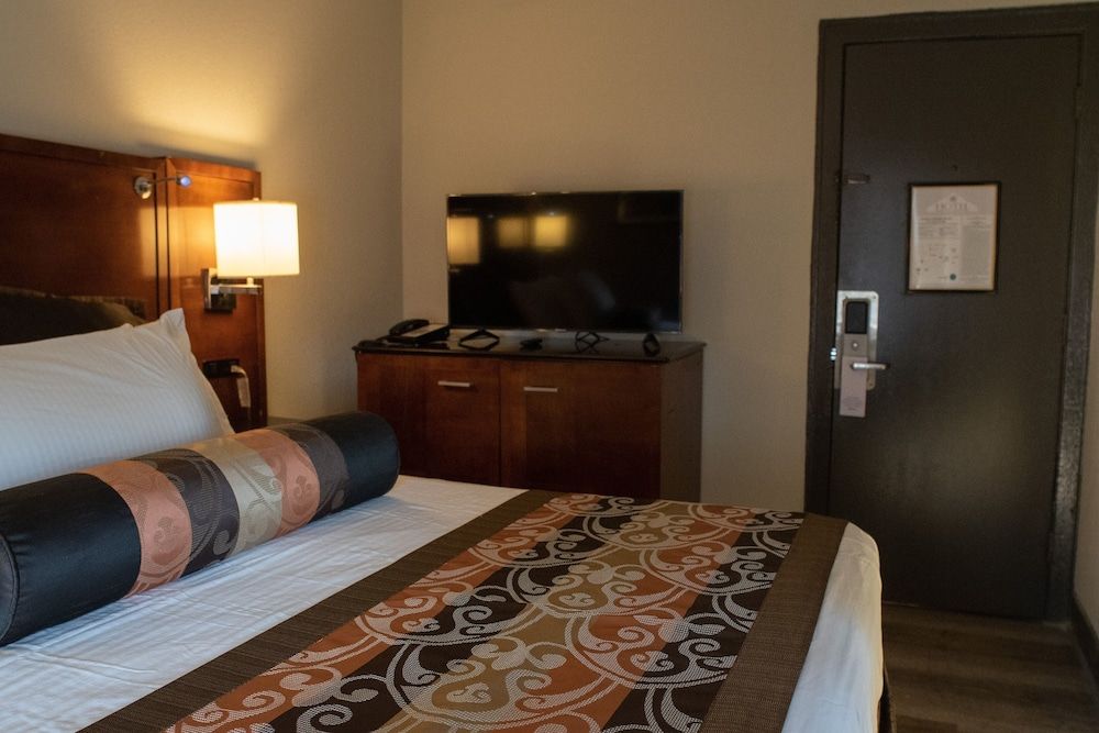 Hotel Chataura Basic Room, 1 King Bed 2