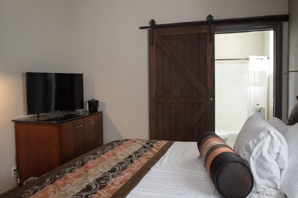 Hotel Chataura Basic Room, 1 King Bed 9