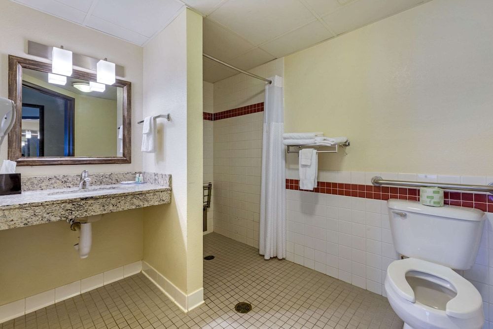 Quality Inn Room, 1 Queen Bed, Accessible, Non Smoking 3