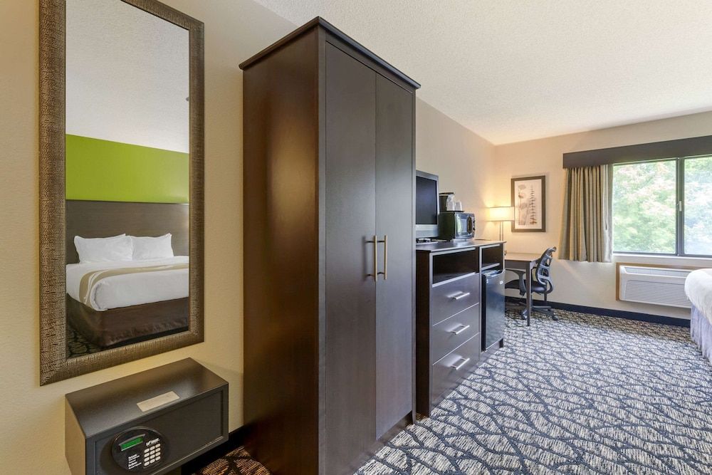 Quality Inn Standard Room, 2 Queen Beds, Non Smoking 5