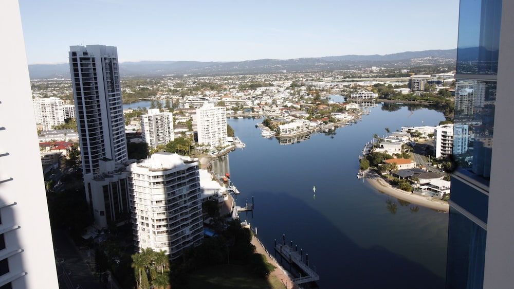 Peep Sleep Chevron Towers Deluxe Apartment 12