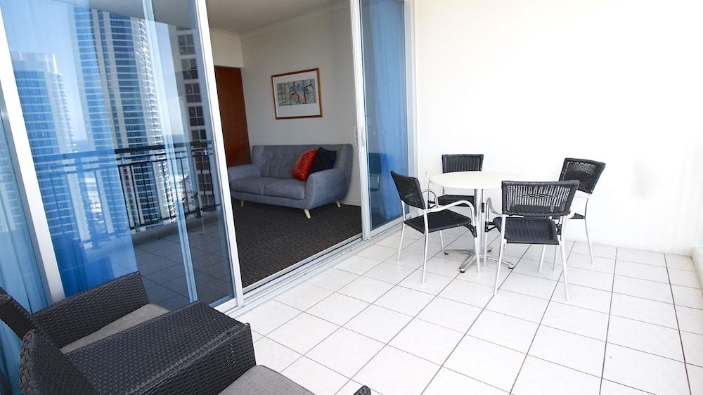 Peep Sleep Chevron Towers Deluxe Apartment 8