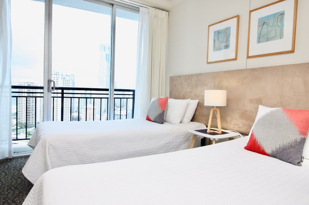 Peep Sleep Chevron Towers Deluxe Apartment 3