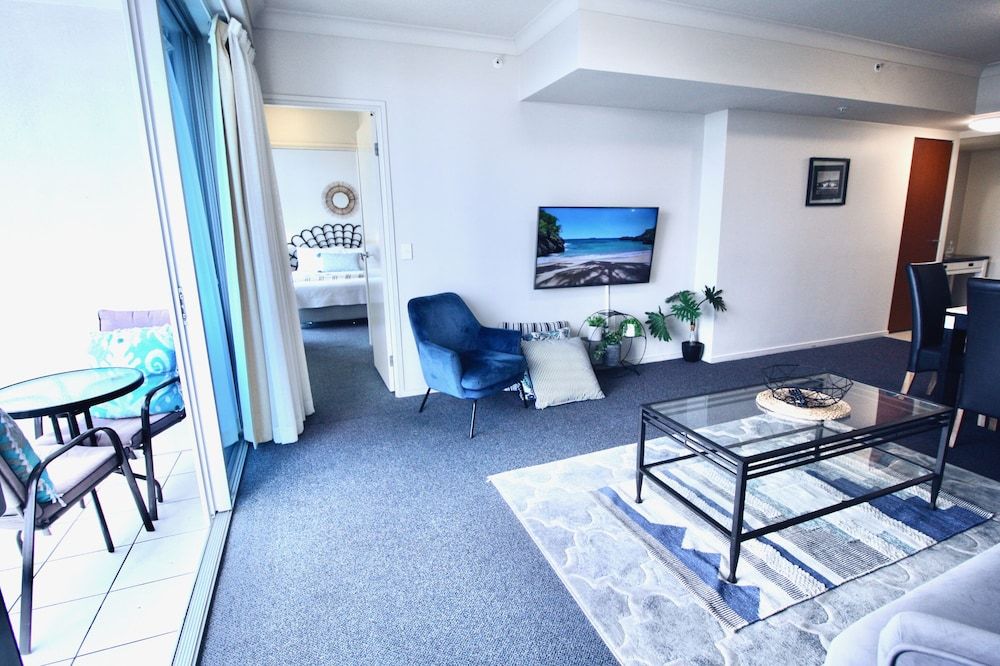 Peep Sleep Chevron Towers Two Bedroom Apartment, River View 7