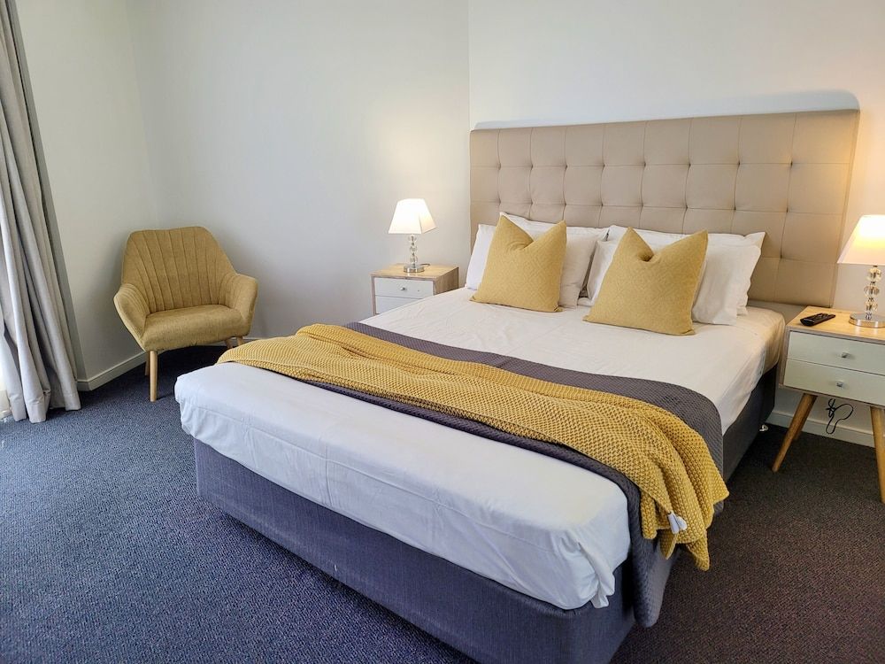 Peep Sleep Chevron Towers Deluxe Apartment 4