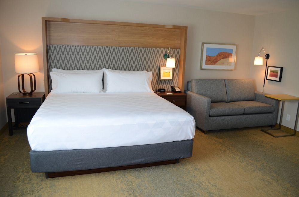 Standard Room, 1 King Bed, Refrigerator