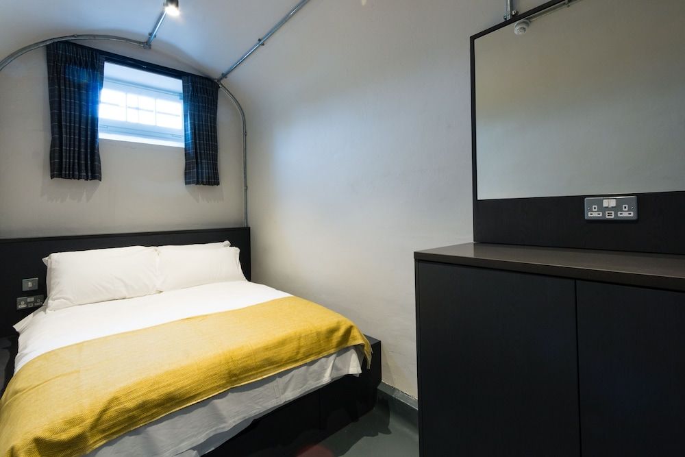 CODE - The Court, Edinburgh Double Room, Shared Bathroom 6