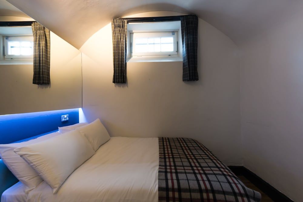 CODE - The Court, Edinburgh Double Room, Shared Bathroom 2