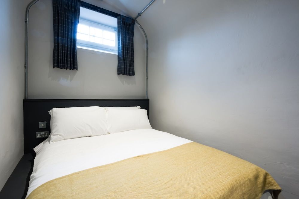 CODE - The Court, Edinburgh Double Room, Shared Bathroom 4