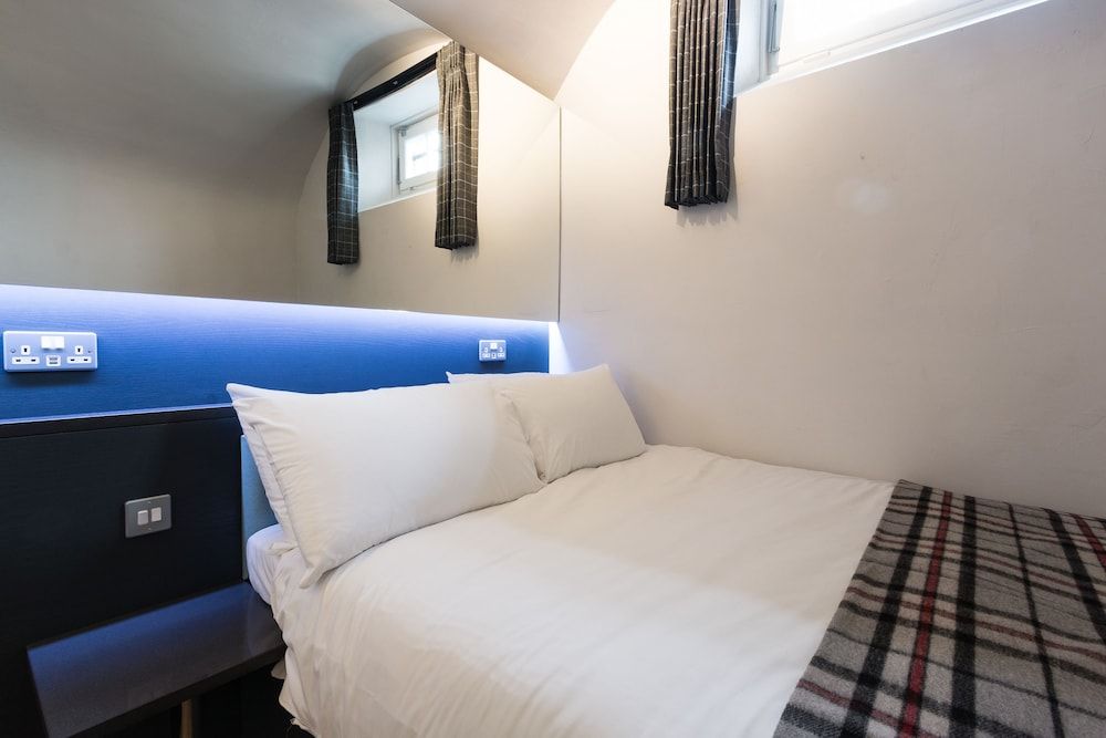 CODE - The Court, Edinburgh Double Room, Shared Bathroom