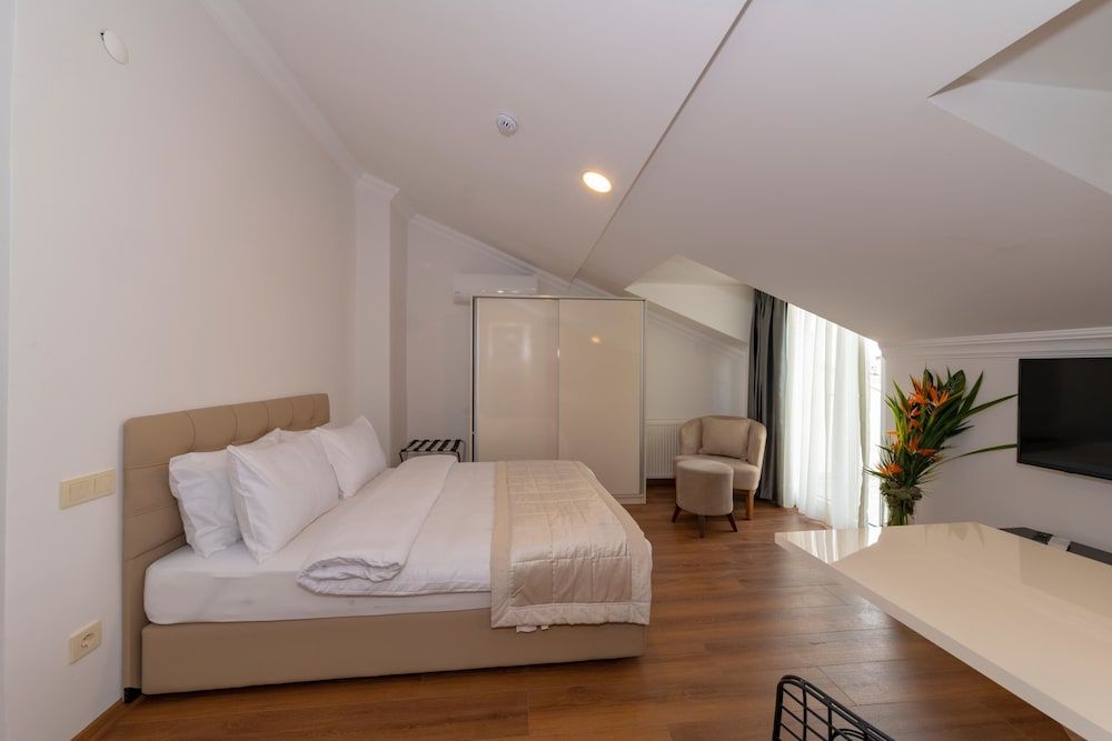 undefined Joy Suites 3