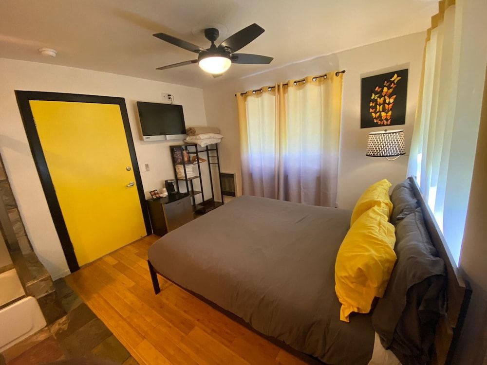 The Mammoth Inn One Queen exposed shower 2