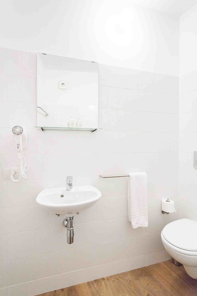 Hostal Argo Economy Double Room, 1 Double Bed, Private Bathroom (Interior-No views) 5