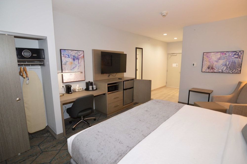 Best Western Plus Executive Residency Oklahoma City I-35 Standard Room, 1 King Bed, Accessible, Kitchenette (Walk-in Shower) 4