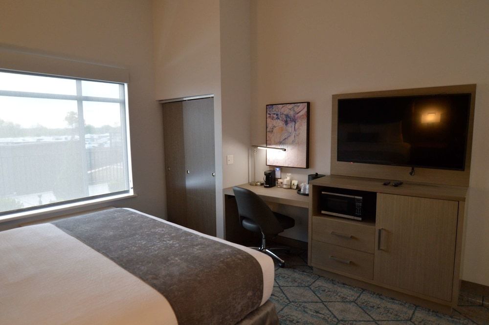 Best Western Plus Executive Residency Oklahoma City I-35 Standard Room, 1 King Bed, Accessible, Refrigerator & Microwave 2