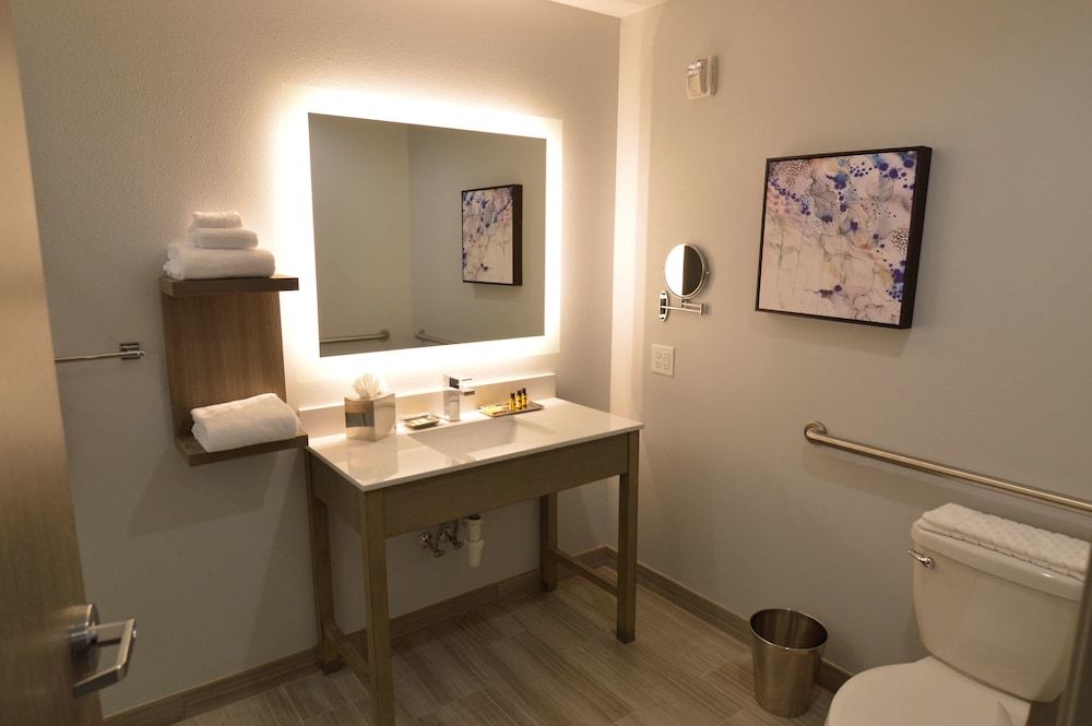 Best Western Plus Executive Residency Oklahoma City I-35 Standard Room, 2 Queen Beds, Accessible, Refrigerator & Microwave 4