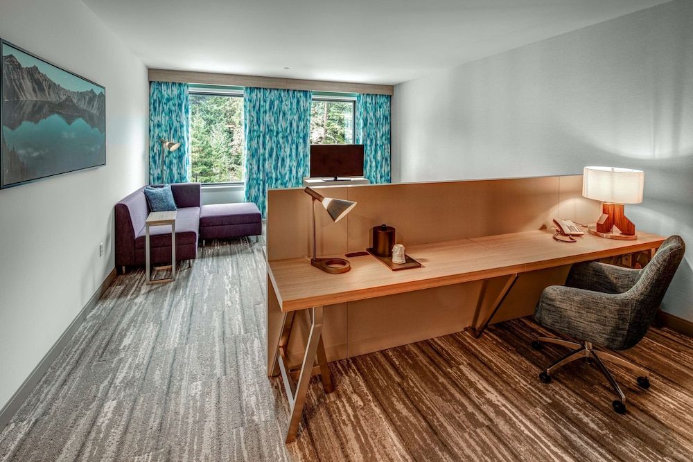 Deluxe Room, 1 King Bed, Accessible, Bathtub (Mobility & Hearing)