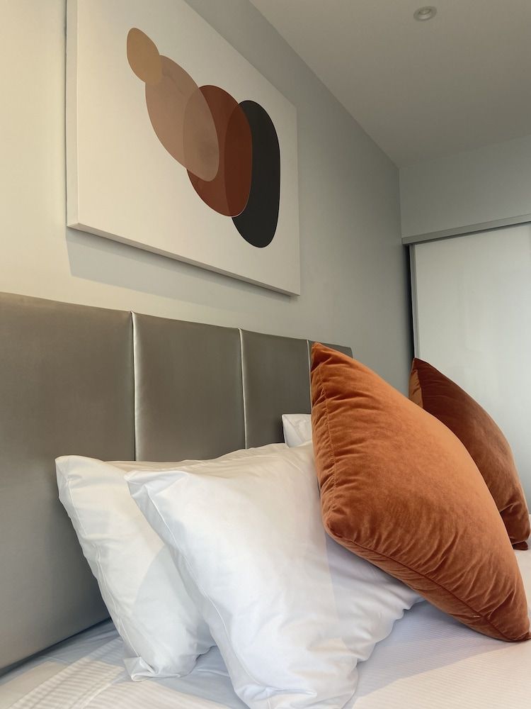 Ramada by Wyndham Newmarket Auckland Room, 1 King Bed (Compact, Motorway Facing) 2