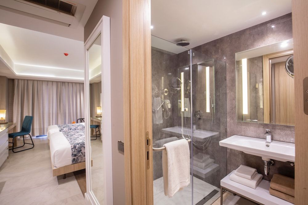 Woovo Phuket Patong Deluxe Room (2 Adults + 1 Child) 8
