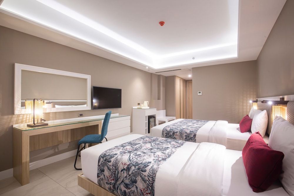 Woovo Phuket Patong Deluxe Room (2 Adults + 1 Child) 2