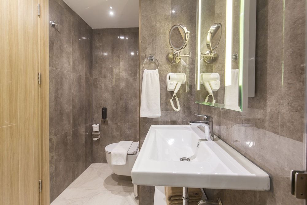 Woovo Phuket Patong Deluxe Room (2 Adults + 1 Child) 6