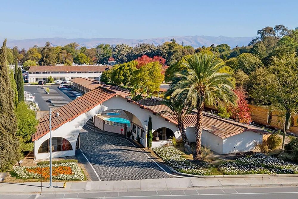 undefined Super 8 by Wyndham San Jose Airport 4