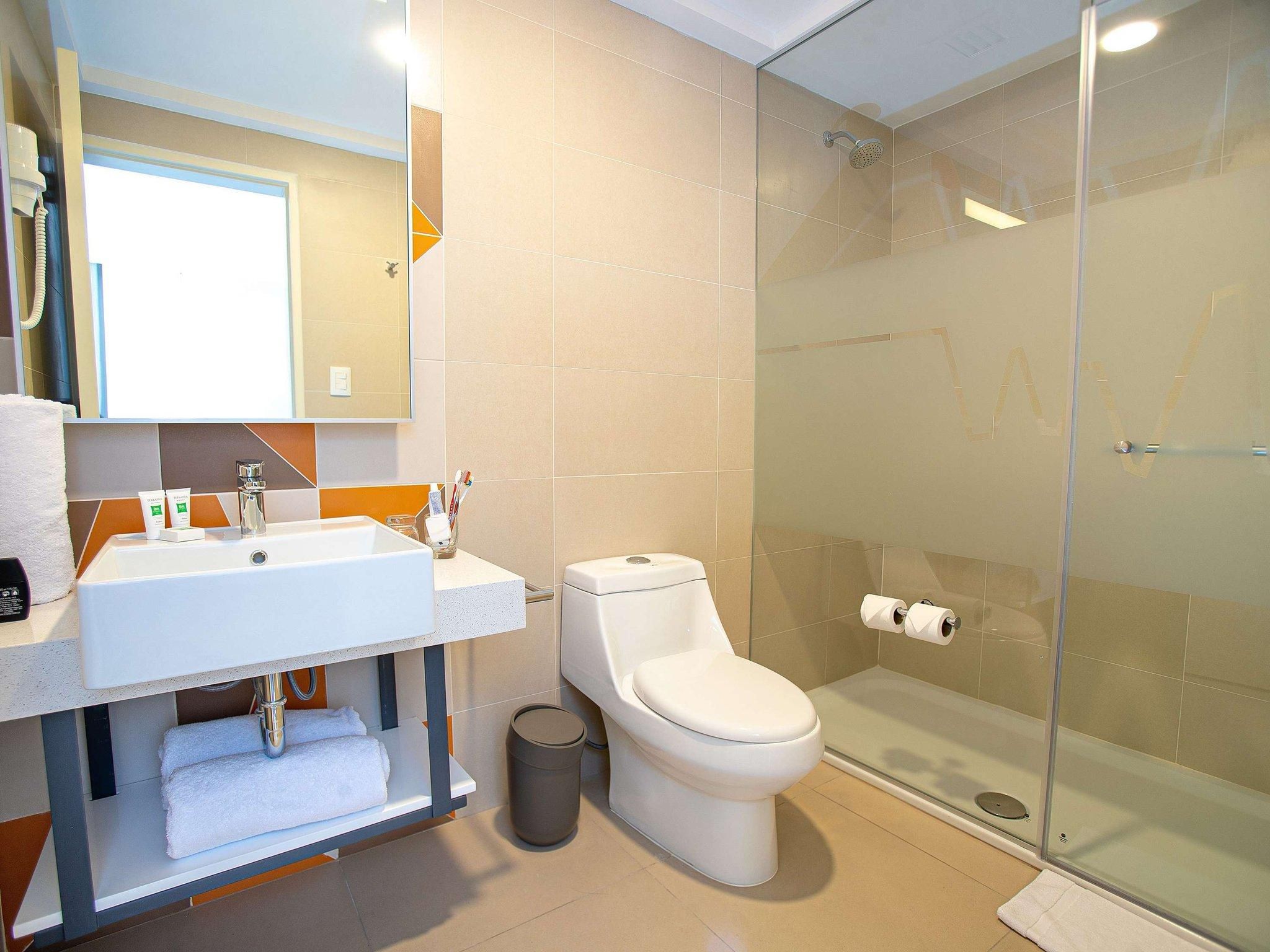 Standard - 1 queen bed, 43 Smart TV, air conditioning and WiFi