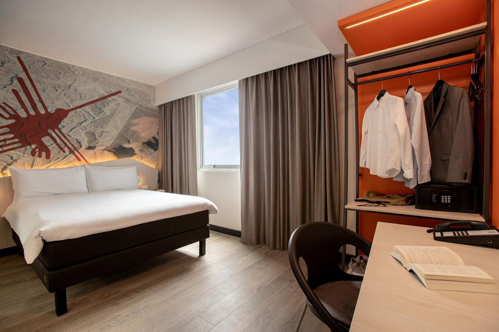 Standard - 1 queen bed, 43 Smart TV, air conditioning and WiFi