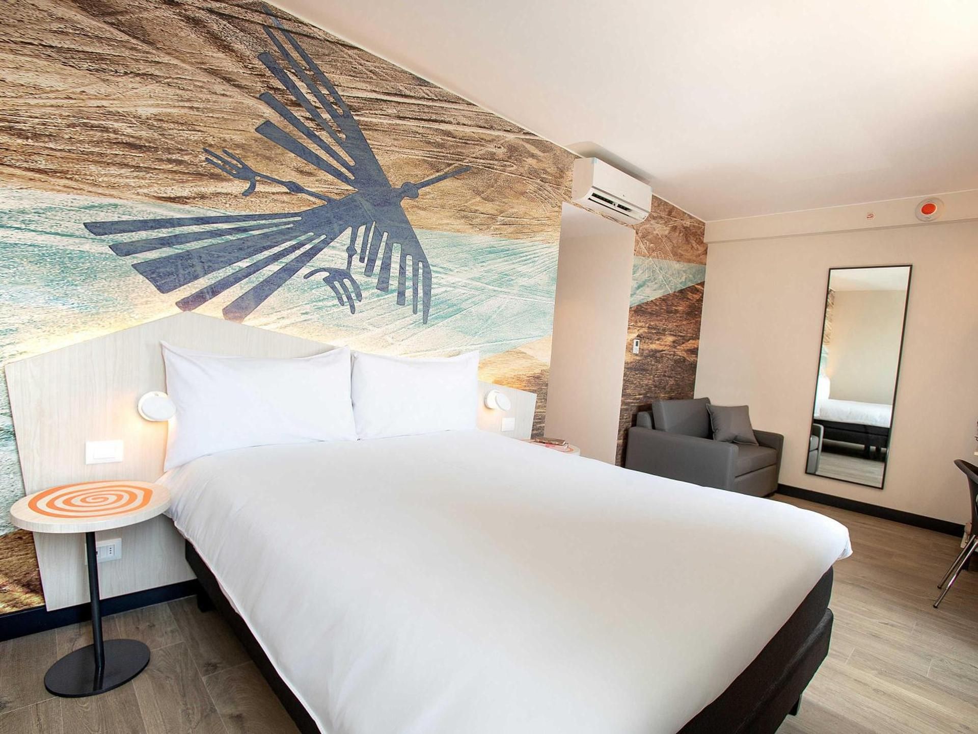 1 queen bed, 1 sofa bed for a child under 12 ye ars old, A/C and WiFi.