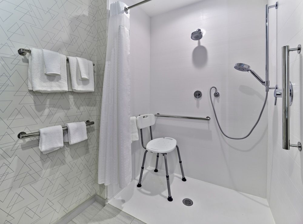 Standard Room, 1 King Bed, Accessible (Comms, Mobil, Roll-In Shower)