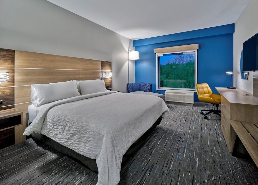 Standard Room, 1 King Bed, Accessible (Comms, Mobil, Roll-In Shower)