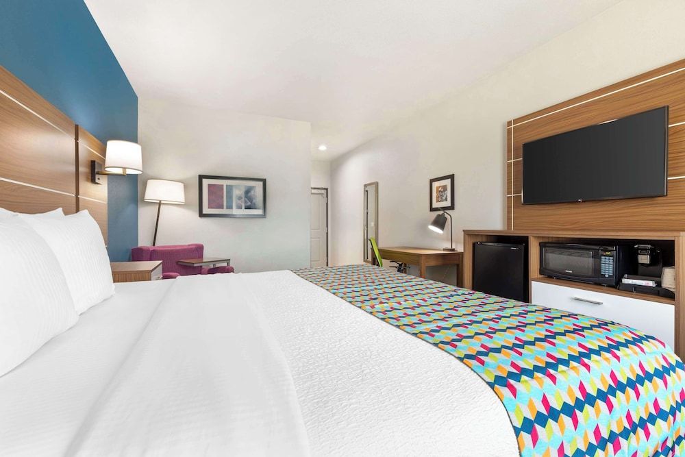 Best Western Plus Medical Center Standard Room, 1 King Bed, Non Smoking, Refrigerator & Microwave 2