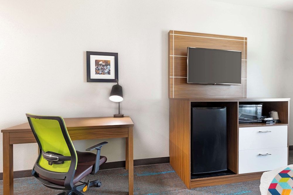 Best Western Plus Medical Center Standard Room, 1 King Bed, Non Smoking, Refrigerator & Microwave 5