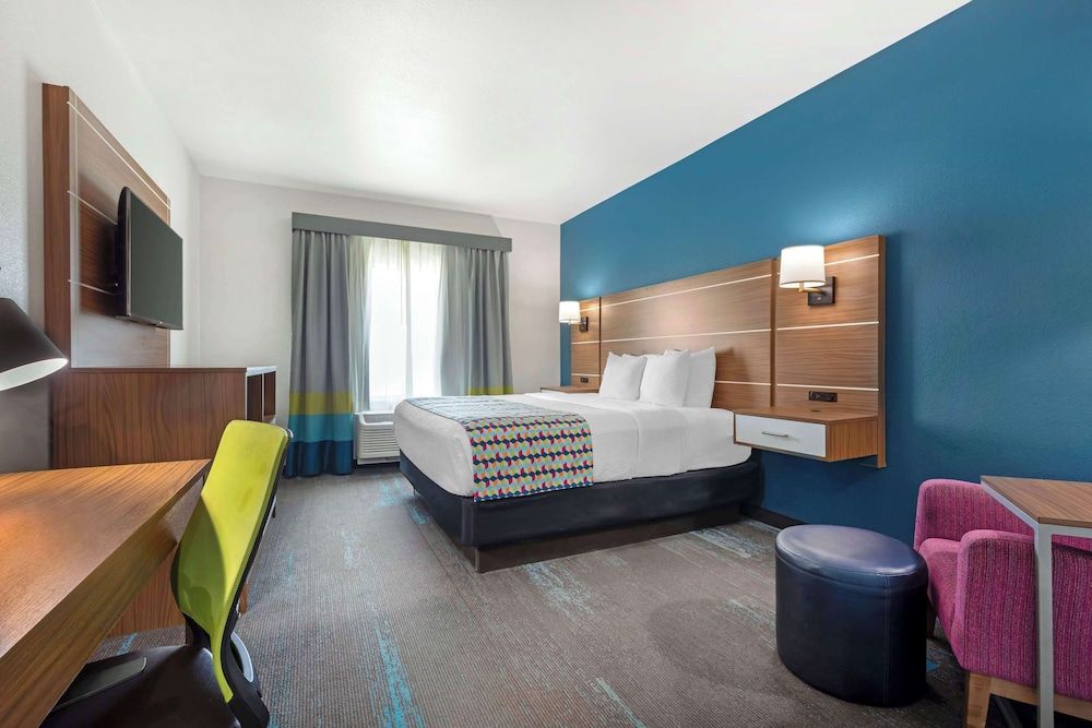 Best Western Plus Medical Center Standard Room, 1 King Bed, Non Smoking, Refrigerator & Microwave 3